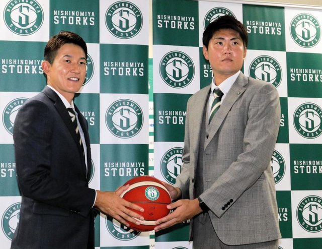 入団会見に臨んだＢ２西宮の川村（左）と中西＝西宮市大学交流センター