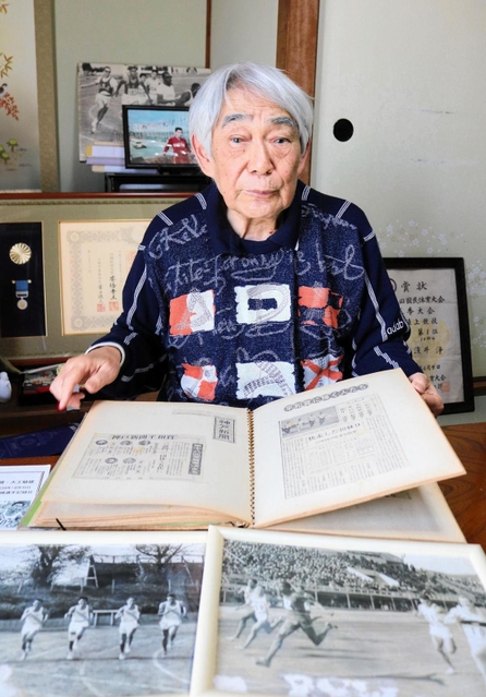 １９６４年の東京五輪男子４００メートルリレーに出場した浅井浄さん。多田修平ら日本勢の決勝での活躍を期待する＝宝塚市逆瀬台１