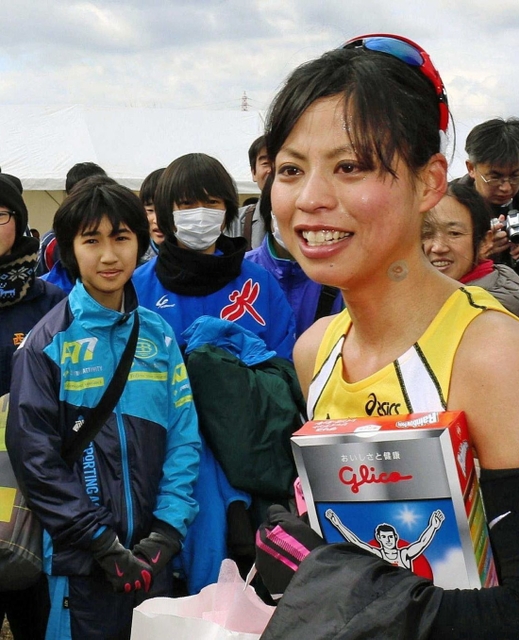 ラストランを終えた小林祐梨子さん（手前右）に視線を送る田中希実（左）。１５００メートルの新旧日本記録保持者となるのは５年後のことだ＝２０１５年２月、加古川市の加古川河川敷