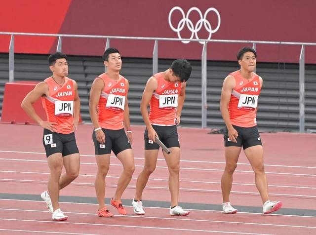 バトンが渡らず途中棄権となり引き揚げる（左から）小池祐貴、桐生祥秀、多田修平、山県亮太＝６日、国立競技場（撮影・高部洋祐）