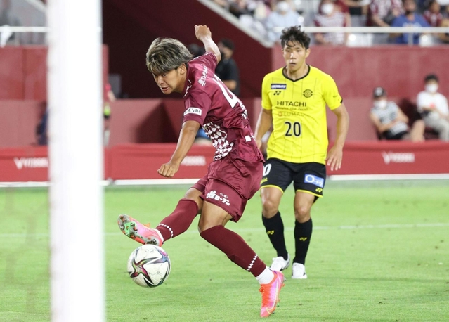 神戸ー柏　後半、交代直後に１ー１に追いつく同点ゴールを決める神戸の小田＝ノエビアスタジアム神戸（撮影・小林良多）