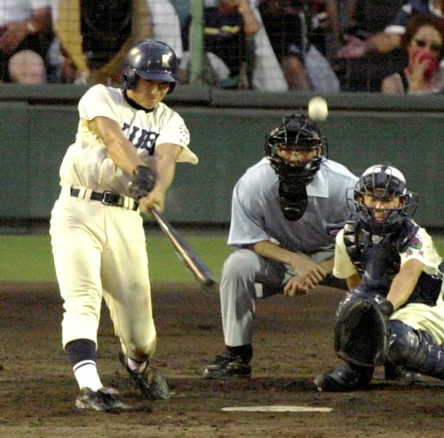 ２１年前の全国高校野球選手権大会３回戦の那覇戦で、２打席連続の三塁打を放つ育英高時代の栗山巧＝２０００年８月１７日、西宮市の甲子園球場