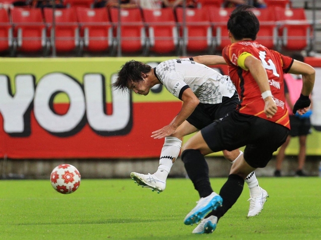 名古屋-神戸　前半、シュートを放つ神戸・中坂（奥）＝豊田スタジアム（撮影・鈴木雅之）