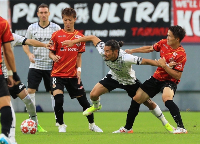 名古屋-神戸　前半、自陣で体を張って守る神戸・山口（右から２人目）＝豊田スタジアム（撮影・鈴木雅之）