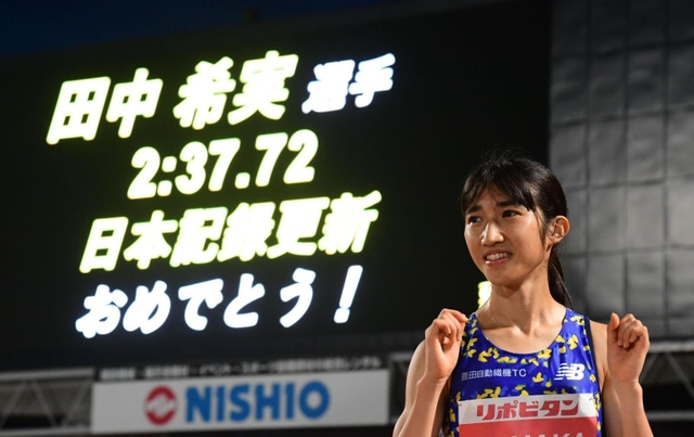 女子１０００メートルで自身３種目目となる日本記録更新を達成し、喜ぶ田中希実