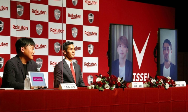入団会見で質問に応じる神戸の（左から）三木谷会長、武藤、大迫、ボージャン（ⓒＶＩＳＳＥＬ　ＫＯＢＥ）