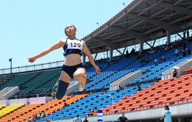 陸上女子走り幅跳び（義足Ｔ６４）で初の金メダルを目指す中西麻耶＝７月１１日、神戸市須磨区、ユニバー記念競技場（撮影・吉田敦史）