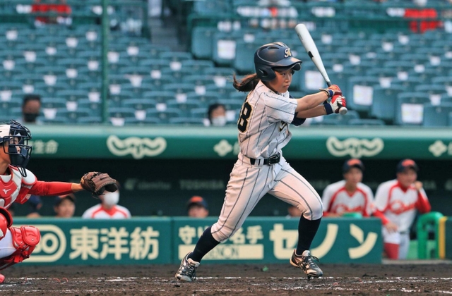 神戸弘陵-高知中央　２回裏、２点適時打を放つ信貴＝甲子園球場（撮影・鈴木雅之）