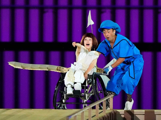 東京パラリンピック開会式のアトラクションの一場面。片翼の飛行機の少女を演じる和合由依さん（左）。公募オーディションで約８００人から選ばれた＝２４日夜、国立競技場