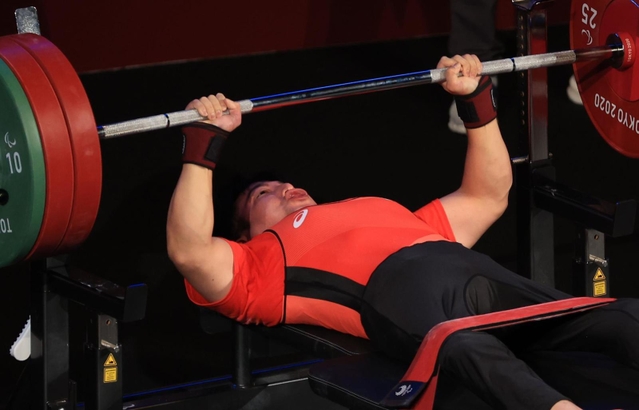 パワーリフティング男子５９キロ級　２回目の試技で自己最高の１４５キロに成功する光瀬智洋＝東京国際フォーラム（撮影・吉田敦史）