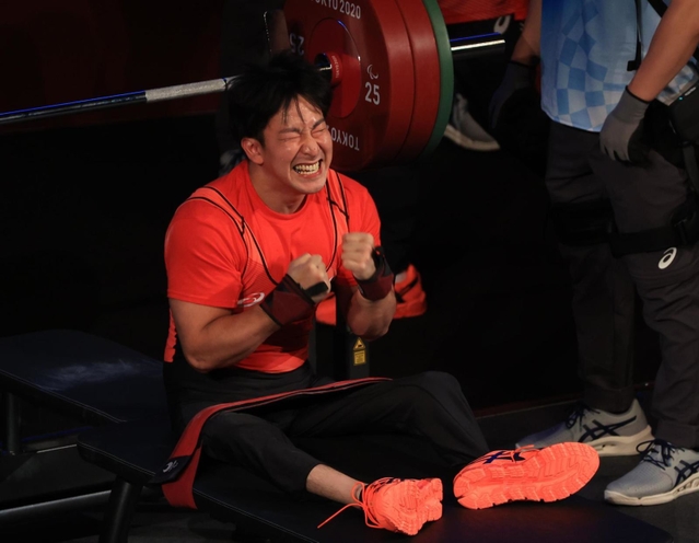 パワーリフティング男子５９キロ級　２回目の試技で自己最高の１４５キロに成功し、拳を握りしめて破顔する光瀬智洋＝東京国際フォーラム（撮影・吉田敦史）