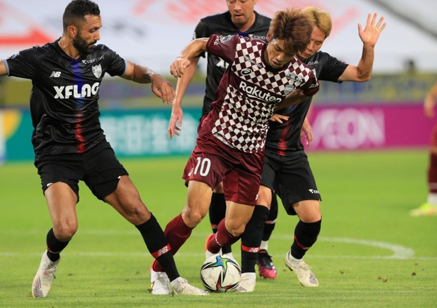 神戸-ＦＣ東京　前半、相手ゴール前で攻め込む大迫（中央）＝ノエビアスタジアム神戸（撮影・鈴木雅之）