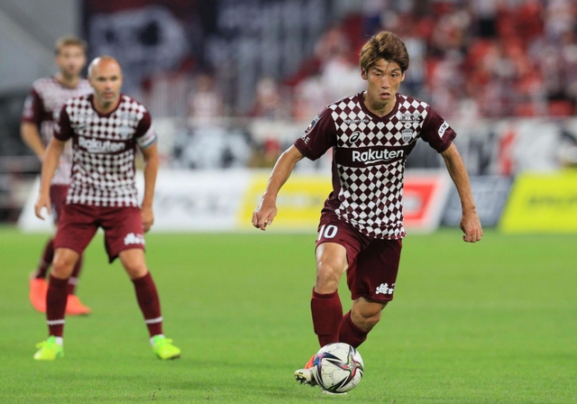 神戸-ＦＣ東京　前半、ボールを保持し、前線を伺う大迫（右）＝ノエビアスタジアム神戸（撮影・鈴木雅之）