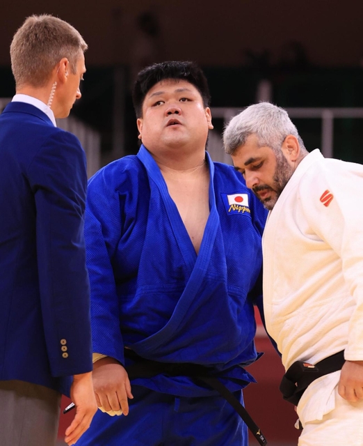 柔道男子１００キロ超級準々決勝　ジョージアのレバス・チコイゼ（右）に敗れ、ぼうぜんとする正木健人＝２９日、日本武道館（撮影・吉田敦史）