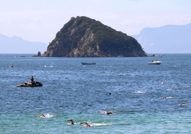 西島沖を泳ぐ選手たち