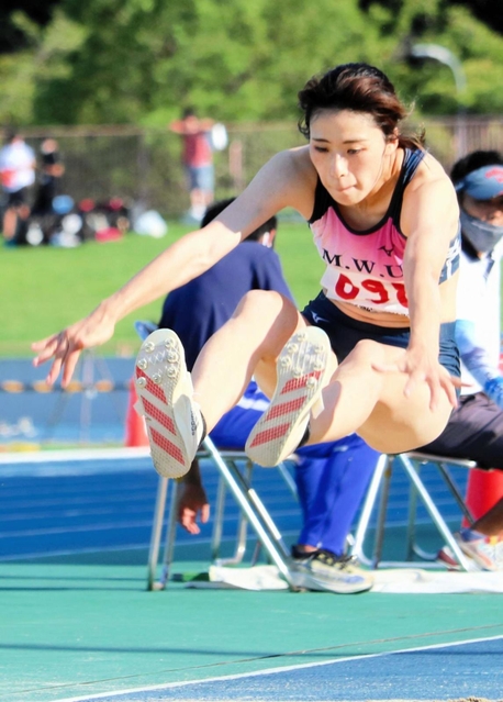 女子三段跳び決勝　１２メートル９４の大会新記録で優勝した武庫川女大の船田茜理