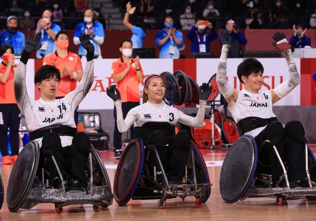 車いすラグビーで２大会連続銅メダルに輝き、スタンドの歓声に応える日本の倉橋香衣（中央）ら（撮影・吉田敦史）