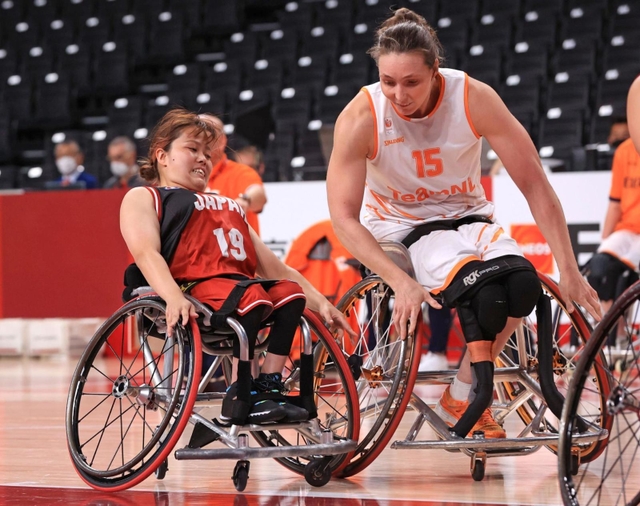 車いすバスケット女子準々決勝・オランダ-日本　ゴール下を懸命に守る日本の北間優衣（左）＝撮影・吉田敦史