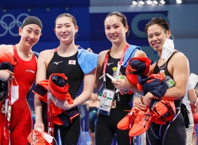 女子４００メートルメドレーリレー決勝のレースを終え笑顔の（左から）五十嵐千尋、池江璃花子、渡部香生子、小西杏奈＝東京アクアティクスセンター