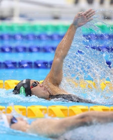 女子２００メートル背泳ぎ予選２組　全体の２位で準決勝へ進んだ小西杏奈＝東京アクアティクスセンター（撮影・吉田敦史）