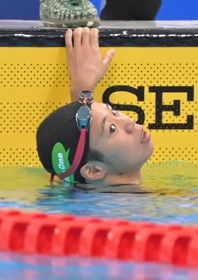 女子２００メートル背泳ぎ　決勝のレースを終え、掲示板を確認する小西杏奈＝東京アクアティクスセンター（撮影・高部洋祐）