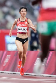 陸上女子５０００メートル予選で力走する田中希実＝７月３０日、国立競技場
