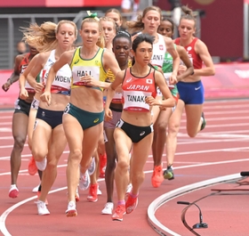 先頭でレースを引っ張る田中希実（手前）＝２日午前、国立競技場（撮影・高部洋祐）