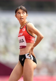 女子１５００メートル予選　４分２秒３３の日本新記録をマークし、準決勝進出を決めた田中希実＝２日午前、国立競技場