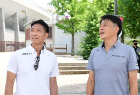 陸上男子１６００メートルリレーの日本代表を支える山村貴彦さん（左）と小坂田淳さん＝大阪市東住吉区、長居公園（撮影・中西幸大）
