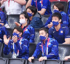柔道混合団体決勝の様子をスタンドで見守る阿部一二三（前列左）や阿部詩（中央左）ら＝７月３１日、日本武道館（撮影・堀内翔）