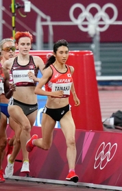 陸上女子１５００メートルで決勝進出を決めた田中希実（手前）＝４日、国立競技場