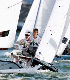 女子４７０級　メダルレースで艇を操る吉田愛（左）、吉岡美帆組