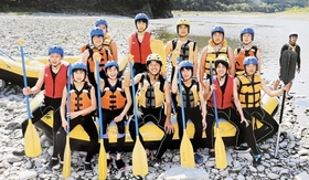 修学旅行で笑顔を見せる堂安律（中央）＝尼崎市立小田南中の卒業アルバムより
