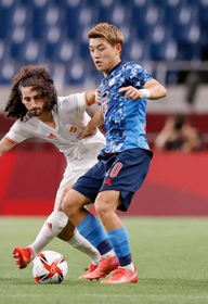 ３日のスペインとの準決勝で奮闘した堂安律（右）。３位決定戦で必勝を誓う＝埼玉スタジアム