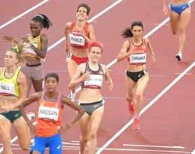 女子１５００メートル決勝　８位でゴールする田中希実（右）＝国立競技場（撮影・高部洋祐）