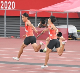 男子４００メートルリレー決勝　１走の多田修平（右）から２走の山県亮太へのバトンパスが失敗となる＝国立競技場（撮影・高部洋祐）
