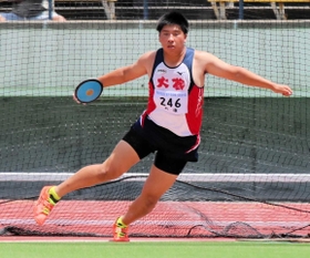 陸上男子共通円盤投げ決勝　３９メートル９７で初優勝した大蔵の高瀬蒼太