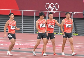 バトンミスでゴールできず、引き揚げる（左から）小池祐貴、多田修平、桐生祥秀、山県亮太＝国立競技場（撮影・高部洋祐）