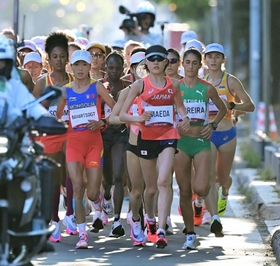女子マラソン　スタート直後、大通公園沿いを走る前田穂南（中央）＝７日朝、札幌市内（撮影・中西幸大）