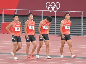 バトンが渡らず途中棄権となり引き揚げる（左から）小池祐貴、桐生祥秀、多田修平、山県亮太＝６日、国立競技場（撮影・高部洋祐）