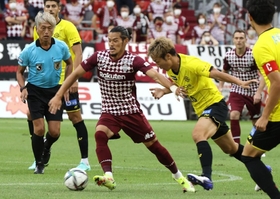 神戸－柏　前半、敵陣に攻め込む神戸の山口蛍（左から２人目）＝ノエビアスタジアム神戸（撮影・小林良多）