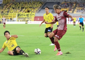 神戸－柏　後半、ゴール前での得点機を阻まれる神戸の小田＝ノエビアスタジアム神戸（撮影・小林良多）