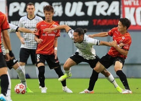 名古屋-神戸　前半、自陣で体を張って守る神戸・山口（右から２人目）＝豊田スタジアム（撮影・鈴木雅之）