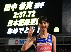 女子１０００メートルで自身３種目目となる日本記録更新を達成し、ポーズを取る田中希実（撮影・中西幸大）