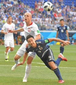 Ｗ杯ロシア大会のポーランド戦で相手と競り合う日本代表・岡崎＝２０１８年６月２８日、ロシア・ボルゴグラード（資料写真）