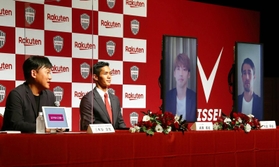 入団会見で質問に応じる神戸の（左から）三木谷会長、武藤、大迫、ボージャン（ⓒＶＩＳＳＥＬ　ＫＯＢＥ）