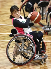 昨年１月、車いすバスケットボールの皇后杯日本女子選手権でプレーするカクテルの北間優衣＝神戸市立中央体育館（撮影・辰巳直之）