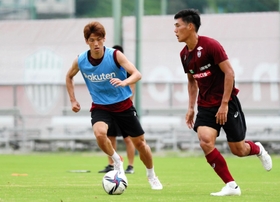 チーム練習に初合流し、真剣な表情でボールを追う神戸の大迫（中央）＝神戸市西区、いぶきの森球技場（Ｃ）ＶＩＳＳＥＬ　ＫＯＢＥ