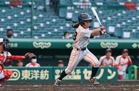 神戸弘陵-高知中央　２回裏、２点適時打を放つ信貴＝甲子園球場（撮影・鈴木雅之）