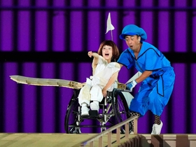 東京パラリンピック開会式のアトラクションの一場面。片翼の飛行機の少女を演じる和合由依さん（左）。公募オーディションで約８００人から選ばれた＝２４日夜、国立競技場